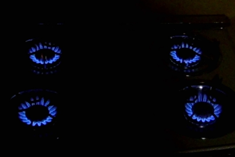 4 burners on gase stove, photographed with the standard Holystone F181G camera
