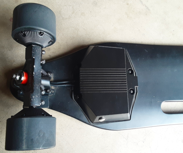 Bottom view picture of aftermarket ESC case for Meepo V2 esk8 installed